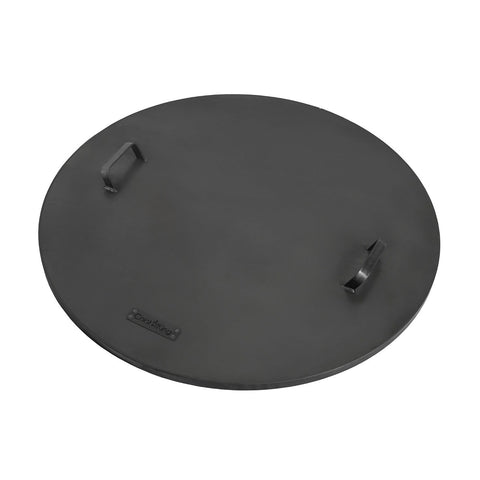 Runder schwarzer Metalldeckel mit zwei Griffen an der Oberseite, auf weißem Hintergrund.