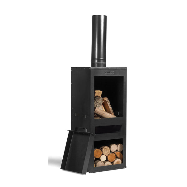 Schwarzer Metall-Holzofen für den Außenbereich mit Schornstein, gestapelten Holzscheiten im Inneren und einer abnehmbaren Tür, die daneben lehnt.
