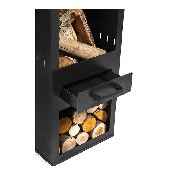 Schwarzes Metall-Kaminholzregal mit einer Schublade und gestapeltem Kaminholz in beiden Fächern.