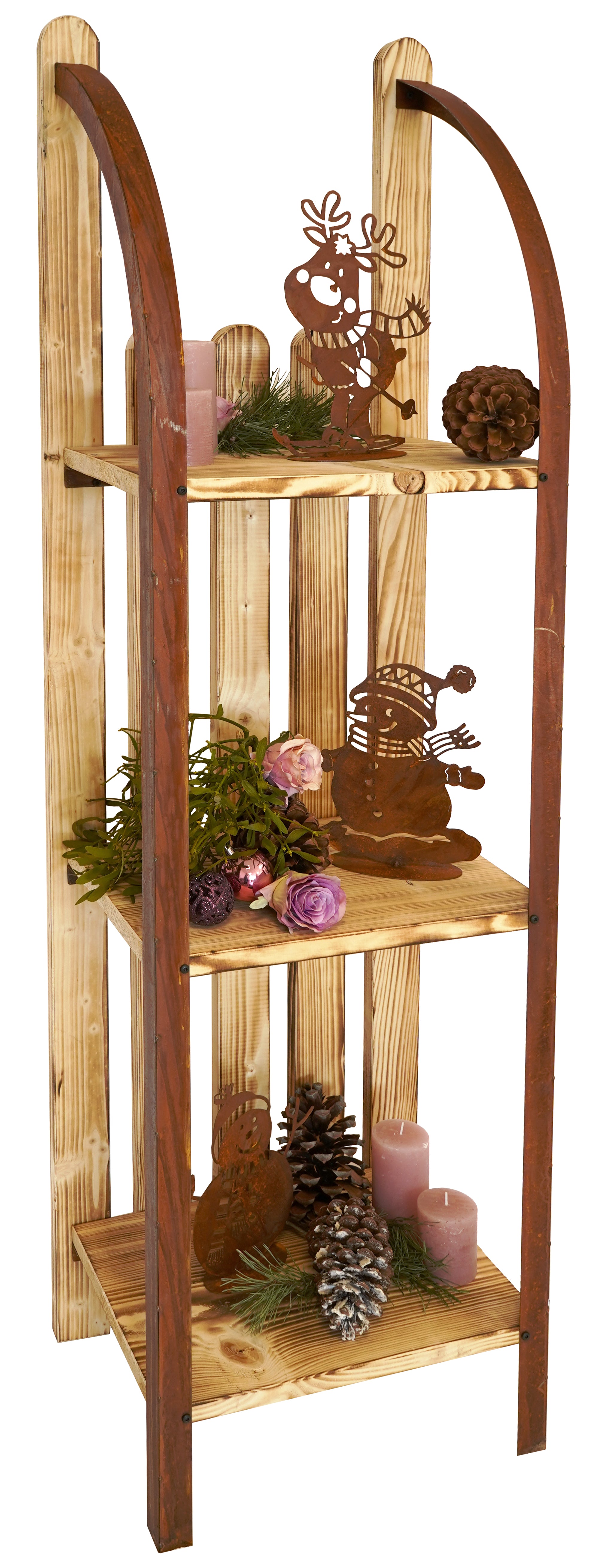 Holzständer mit drei Regalen, Kerzen, Tannenzapfen, Grünzeug und Weihnachtsfiguren aus Metall auf jedem Regal.