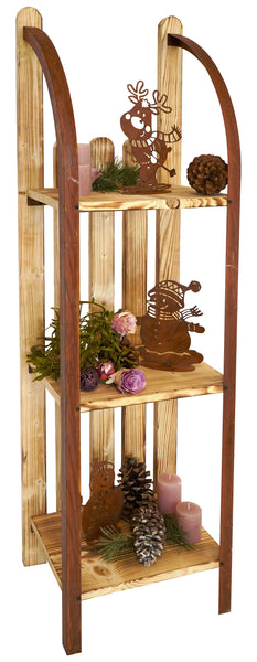 Holzständer mit drei Regalen, Kerzen, Tannenzapfen, Grünzeug und Weihnachtsfiguren aus Metall auf jedem Regal.