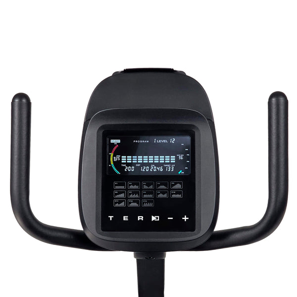 Nahaufnahme des Lenkers eines stationären Heimtrainers und der digitalen Anzeige der Trainingsdaten.