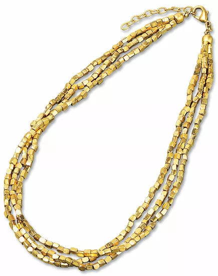Das Collier „Golden Nuggets“ ist eine mehrreihige Goldkette mit kleinen, quadratischen Perlen und einem Karabinerverschluss.