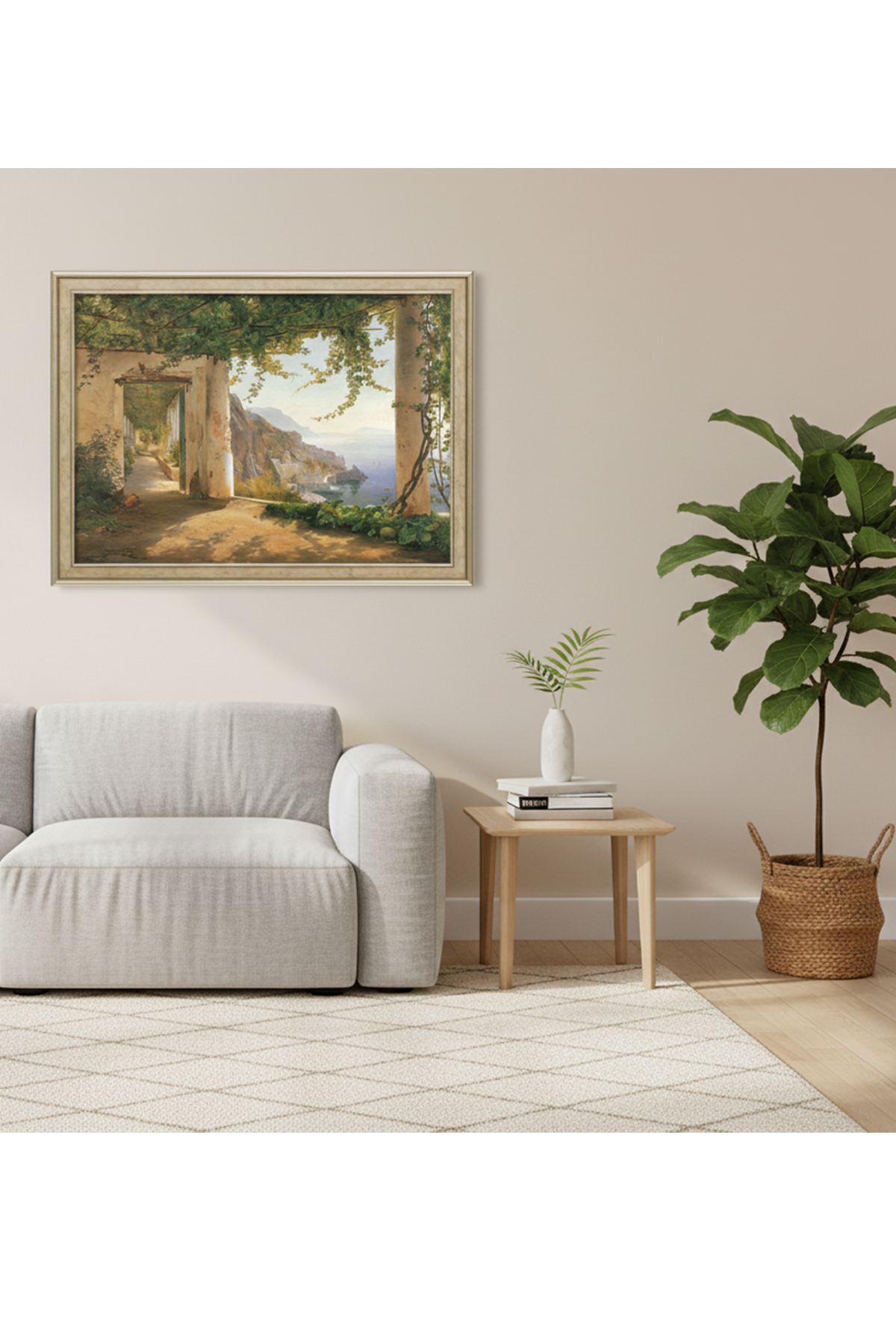 Die Edition zeigt eine mit Weinreben bewachsene Terrasse bietet einen Blick auf eine Küstenstadt und das Meer, eingerahmt von Säulen und üppigem Grün. Die ist in einem Wohnraum mit Sofa und Pflanze über den Sofa aufgehängt. 