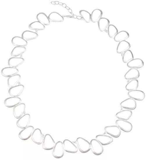 Judith Martini: Das Schmuckset „Petit Bijou“ besteht aus einer silbernen Halskette mit unregelmäßigen, offenen, tropfenförmigen Gliedern, die kreisförmig auf weißem Hintergrund angeordnet sind.