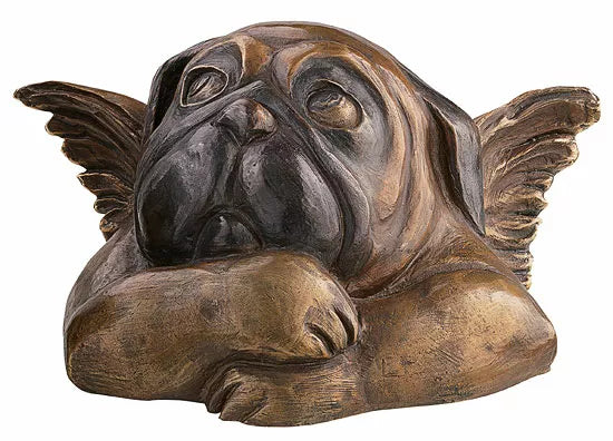 Bronzeskulptur „Sixtinischer Mops (mit verschränkten Armen)“ von Loriot, Darstellung eines Mops mit verschränkten Armen.