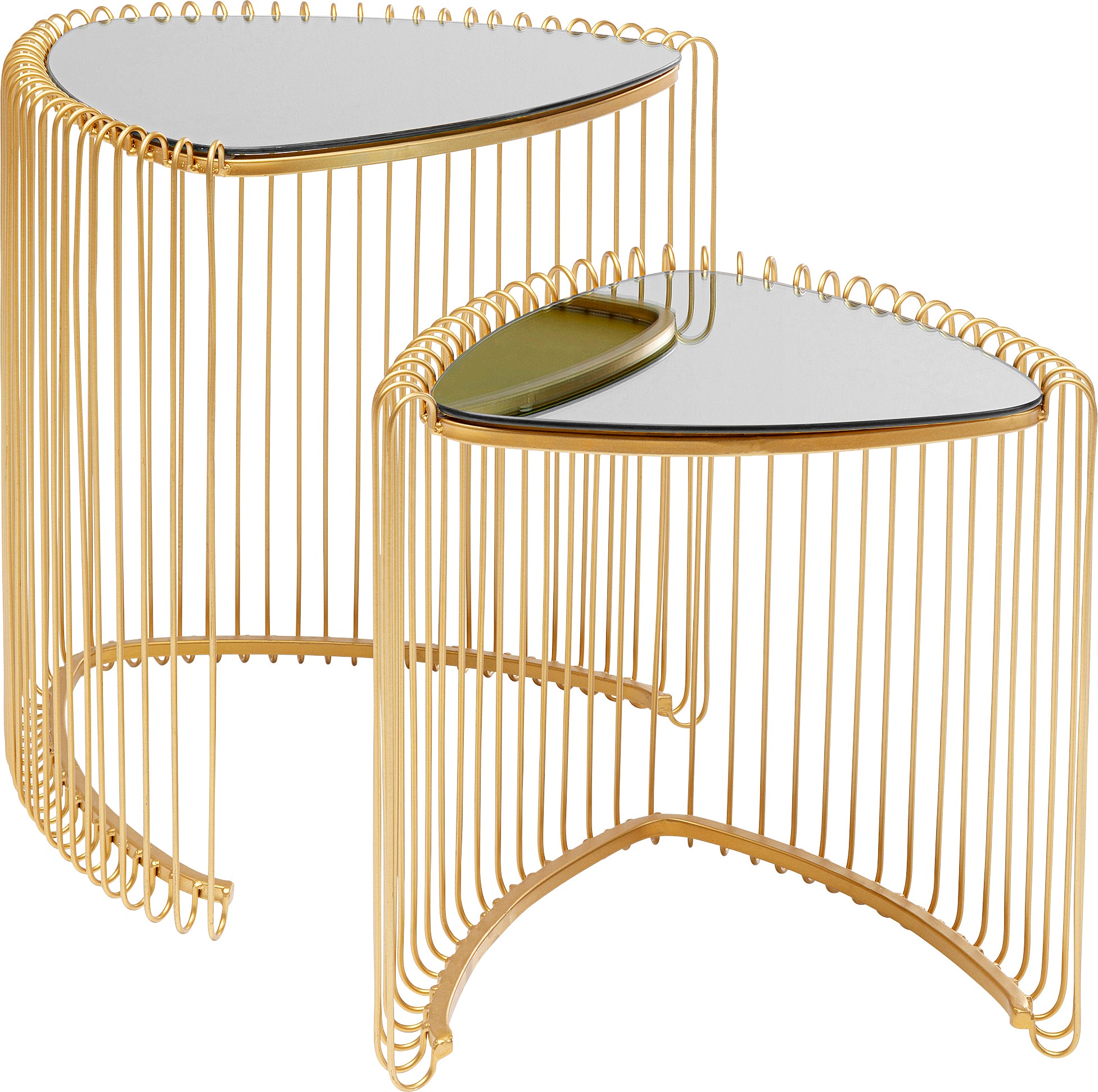 Der Beistelltisch Wire Triangle Gold (2/Set) besteht aus zwei modernen Beistelltischen mit goldenen Drahtrahmen und dreieckigen Tischplatten aus dunklem Glas, die so angeordnet sind, dass der größere Tisch hinten links steht und so einen eleganten, zeitgenössischen Look erzeugt.