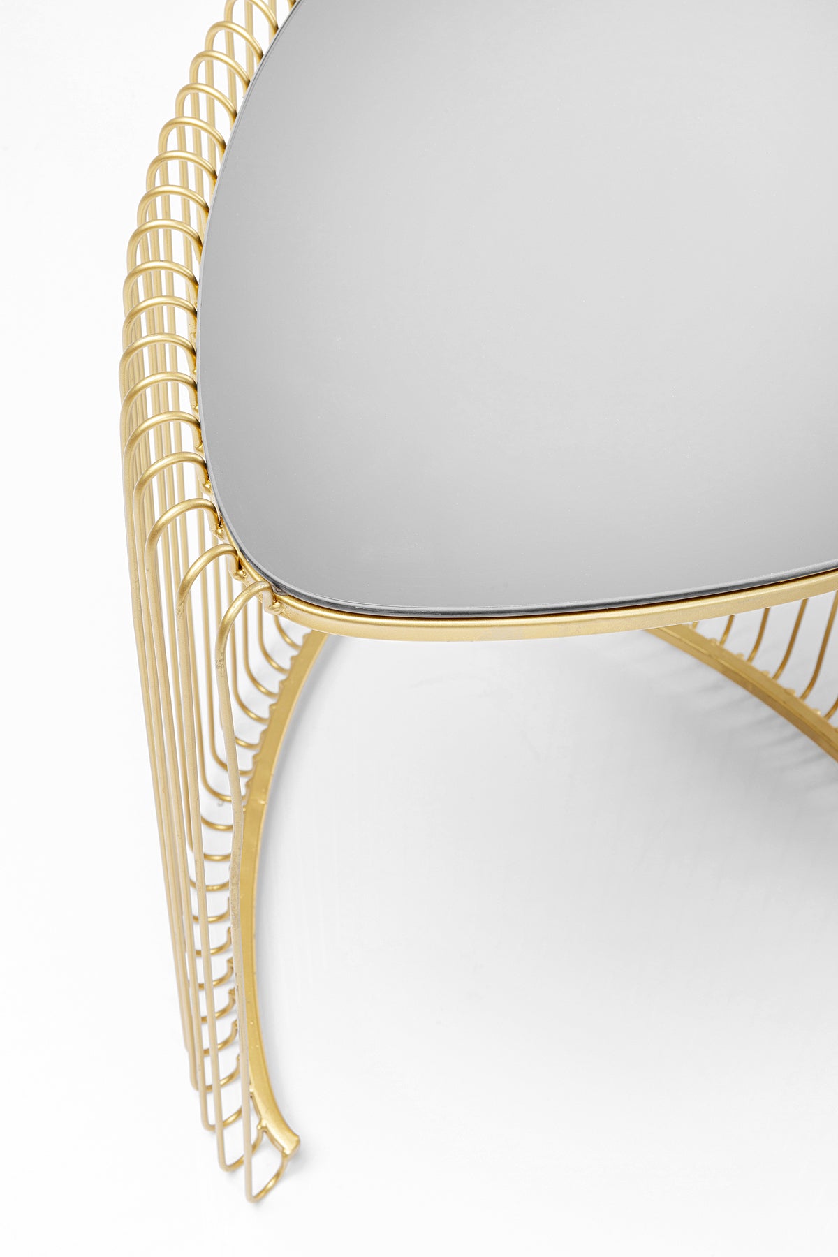 Der Beistelltisch Wire Triangle Gold (2/Set) verfügt über eine schlanke, hellgraue Oberseite und eine gebogene, goldene Drahtgestellbasis, die das minimalistische Design hervorhebt, das von schräg oben auf einem weißen Hintergrund gezeigt wird.