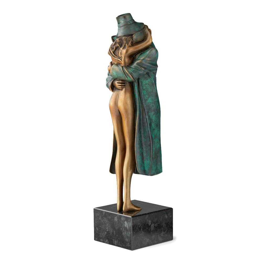 Die Bronzeskulptur „Amore“ von Bruno Bruni zeigt eine kopflose, bekleidete Figur, die eine nackte Gestalt umarmt und auf einem schwarzen Sockel montiert ist.