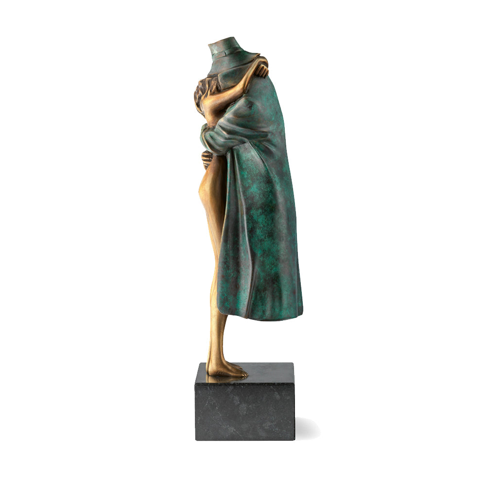 Bruno Bruni: Skulptur „Amore“, Version Bronze grün – gesichtsloses, sich umarmendes Paar; einer nackt, einer in einem langen grünen Mantel, auf schwarzem Sockel.