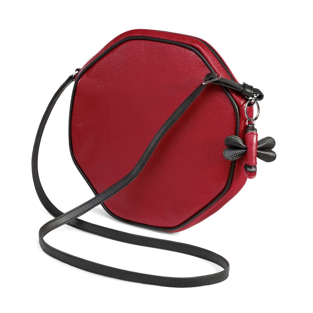 Die Handtasche „Honey“, rote Version, ist eine achteckige rote Umhängetasche mit einem schwarzen Riemen und einem kleinen rot-schwarzen Anhänger.