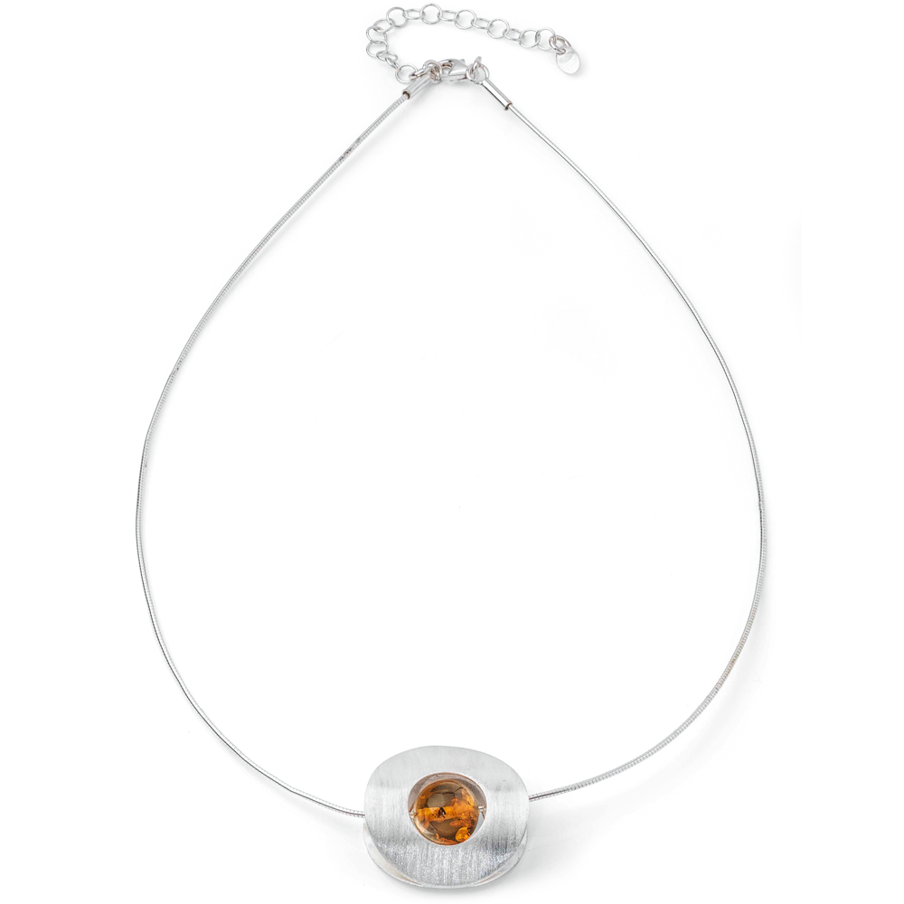 Bernsteincollier „Valerie“ – eine Silberkette mit einem ovalen Bernstein-Edelsteinanhänger an einer dünnen Kette, abgebildet auf weißem Hintergrund.