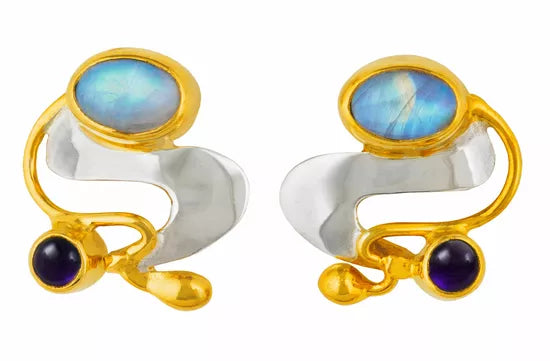 Ohrstecker „Les Lumières de Monet“: Abstrakte Ohrringe aus Gold und Silber mit blauen ovalen Steinen und kleinen runden violetten Edelsteinen.