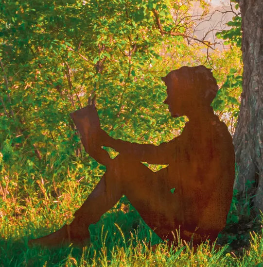 Set aus 2 Gartensilhouetten aus Metall, „Lesendes Paar“, die ein lesendes Paar zeigen, das unter einem Baum in einer grasbewachsenen, sonnenbeschienenen Umgebung sitzt.