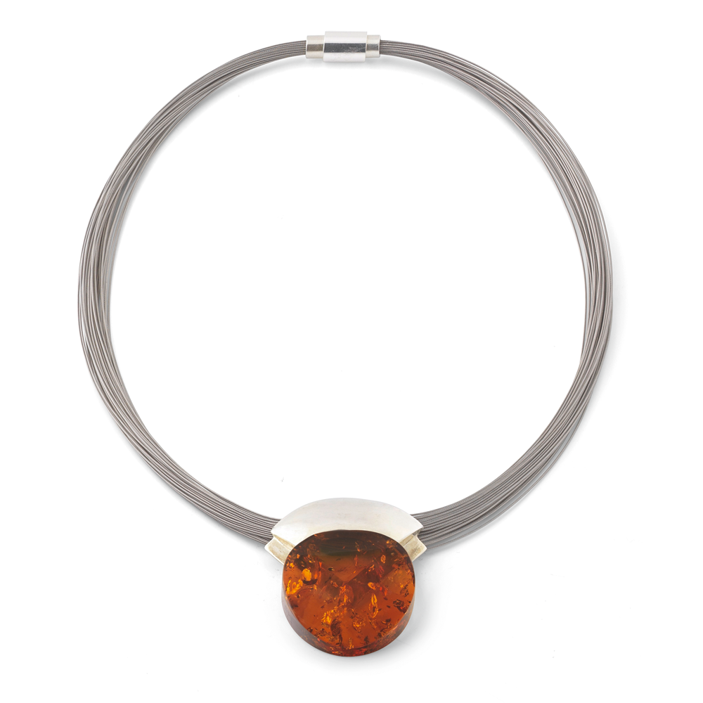 Das Bernsteincollier „Gaia“ ist eine Halskette aus Silberdraht mit einem großen runden Bernsteinanhänger in einem minimalistischen Silberrahmen.