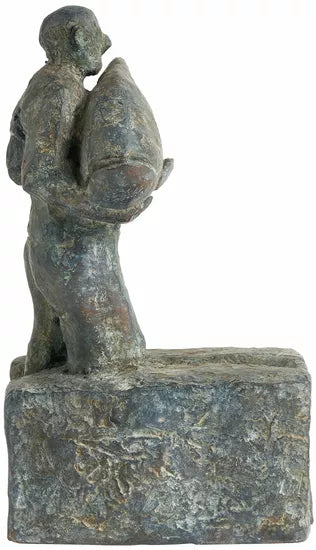 Bronzeskulptur „Hoffnungsträger“ (2022) von Christoph Fischer, die eine Person darstellt, die einen großen Fisch auf einem strukturierten rechteckigen Sockel hält; Ausführung: Bronze patiniert.