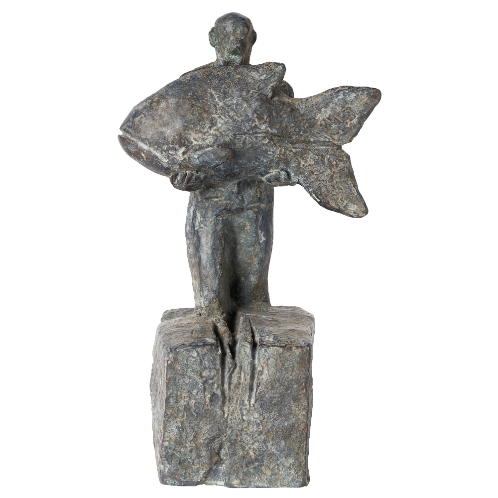 Patinierte Bronzeskulptur „Hoffnungsträger“ (2022) von Christoph Fischer: zeigt eine stehende Person, die einen großen Fisch hält, montiert auf einem rechteckigen Sockel.