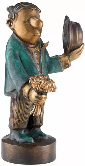 Die Bronzestatue „Loriot: Skulptur ‚Der Blumenkavalier – Jubiläums-Edition‘“ stellt einen Mann mit grünem Jackett und Hut dar, der auf einem runden Sockel steht.