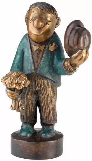 Bronzeskulptur „Der Blumenkavalier – Jubiläums-Edition“ von Loriot: zeigt einen Mann, der in einer Hand einen Blumenstrauß hält und mit der anderen an seinen Hut lüftet.