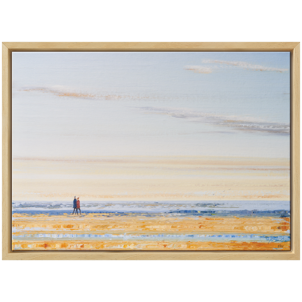 Anja Struck: Bild „Leises Meeresrauschen – Jubiläums-Edition“ (2022, serielles Unikat), gerahmt – zeigt eine Person, die mit einem Hund am Strand unter einem pastellfarbenen Himmel mit Wolken spaziert.