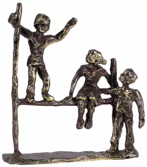 Gerard: Skulptur „Kindheit“ – Bronzeskulptur, die drei spielende Kinder darstellt, wobei eines steht, eines sitzt und eines nach oben streckt.