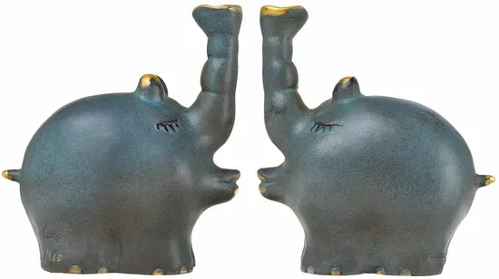 Das Otto Waalkes Skulpturenpaar „Ottifanten – in Love – Jubiläums-Edition“ zeigt zwei bronzene Ottifantenfiguren, die einander zugewandt sind und deren erhobene Rüssel sich in einer liebevollen Geste fast berühren.