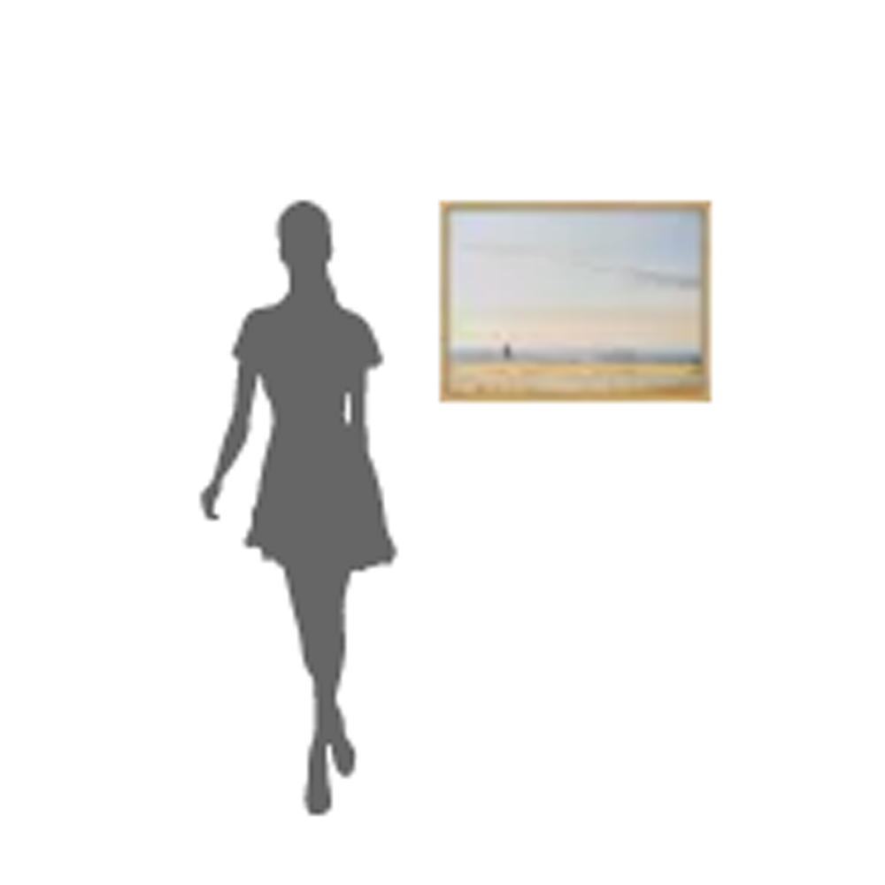 Die Silhouette einer Frau geht an der gerahmten „Leises Meeresrauschen – Jubiläums-Edition“ (2022, serielles Unikat) von Anja Struck vorbei, die auf einer weißen Wand hängt.