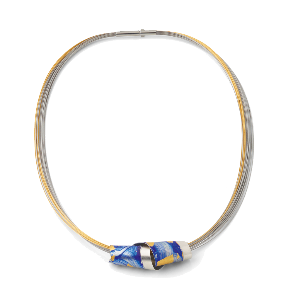 Das Schmuckset „Sky Dance“ von Kreuchauff-Design besteht aus einer goldenen und silbernen Halskette mit einem abstrakten Anhänger in Blau, Weiß und Gelb in der Mitte.