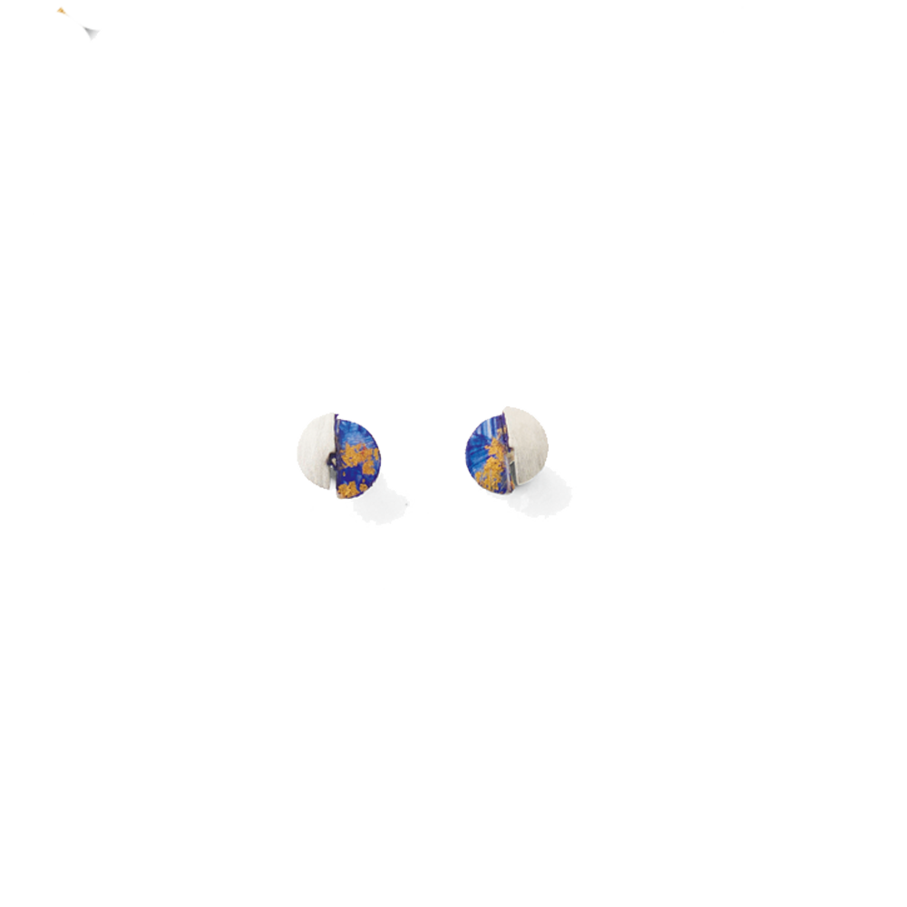 Die Kreuchauff-Design Ohrstecker „Sky Dance“ sind kleine runde Ohrstecker mit blau und orange marmorierten Steinen in weißer Fassung.