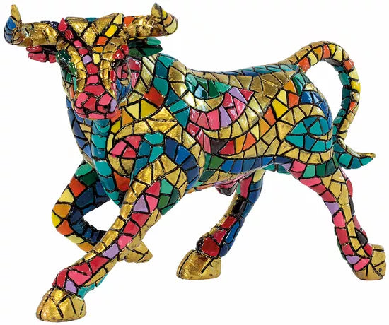 Die Mosaikfigur „El Toro Mosaico II“ ist eine farbenfrohe Stierfigur mit goldenen Akzenten und geometrischen Mosaikmustern auf weißem Hintergrund.
