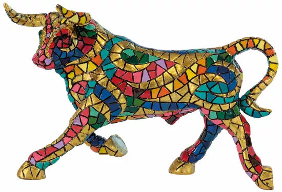 Die Mosaikfigur „El Toro Mosaico II“ ist eine farbenfrohe Stierstatue mit goldenen, roten, blauen, grünen und rosa Fliesen in einer lebhaften Pose.