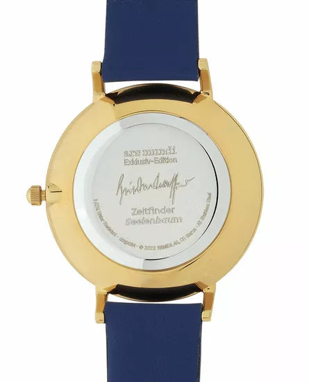 Rückansicht der Friedensreich Hundertwasser: Künstler-Armbanduhr „Zeitfinder Seelenbaum“ Goldarmbanduhr mit blauem Armband, eingraviertem Text und Signatur auf dem Gehäuseboden.