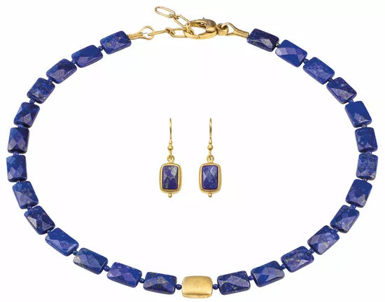 Schmuckset „Falling Star“: Halskette mit blauen Edelsteinen und goldenem Verschluss sowie dazu passende rechteckige blaue und goldene Tropfenohrringe auf weißem Hintergrund.