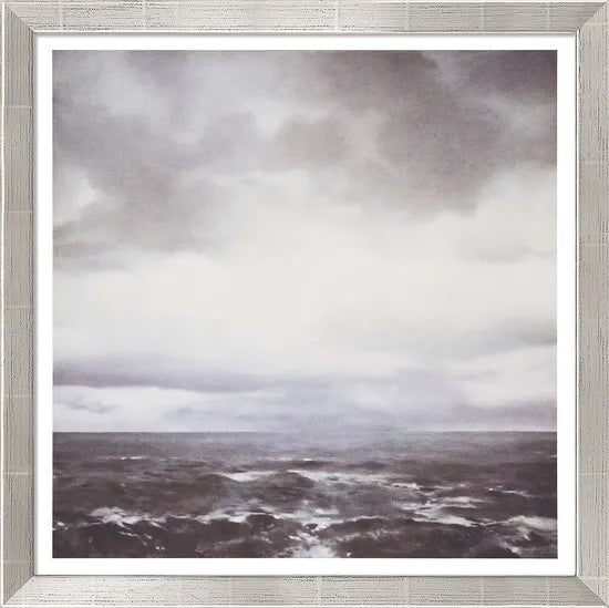 Gerahmter Druck von Gerhard Richters „Seestück (bewölkt)“ (1969), einer stimmungsvollen Meeresszene unter bewölktem Himmel, präsentiert in einem silberfarbenen Rahmen.