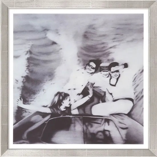 Schwarz-Weiß-Skizze von vier lächelnden Personen in einem Boot mit Wasserwellen im Hintergrund. Kunstwerk: Gerhard Richter: Bild "Motorboot" (1965), Version silberfarben gerahmt.