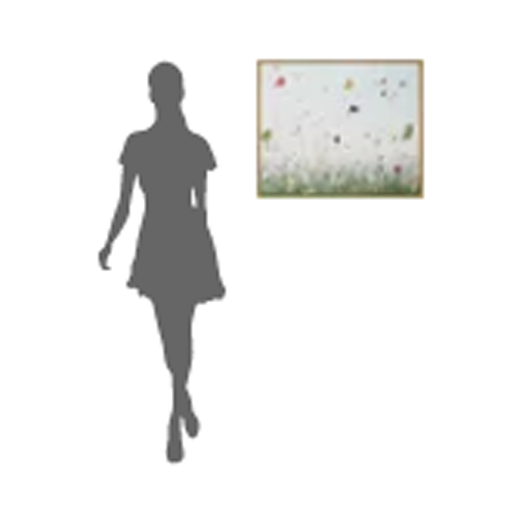 Silhouette einer Frau, die an Christine Müllers gerahmtem Kunstwerk „Hommage à Debussy (Bijan) – Jubiläums-Edition“ (2020, serielles Unikat) mit abstrakten floralen Mustern auf weißem Hintergrund vorbeigeht.