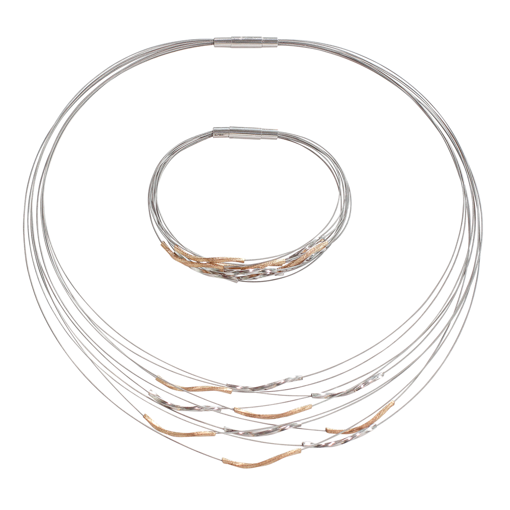 Das Schmuckset „Waves“ besteht aus einer mehrreihigen silbernen Halskette und einem dazu passenden Armband mit goldenen Akzenten auf weißem Hintergrund.