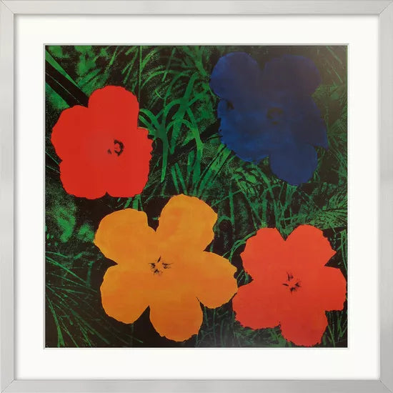 Andy Warhol: Bild „Flowers“ (1999), gerahmt – Vier bunte Blumen (drei rote, eine gelbe) vor grünem Hintergrund, im weißen Rahmen.
