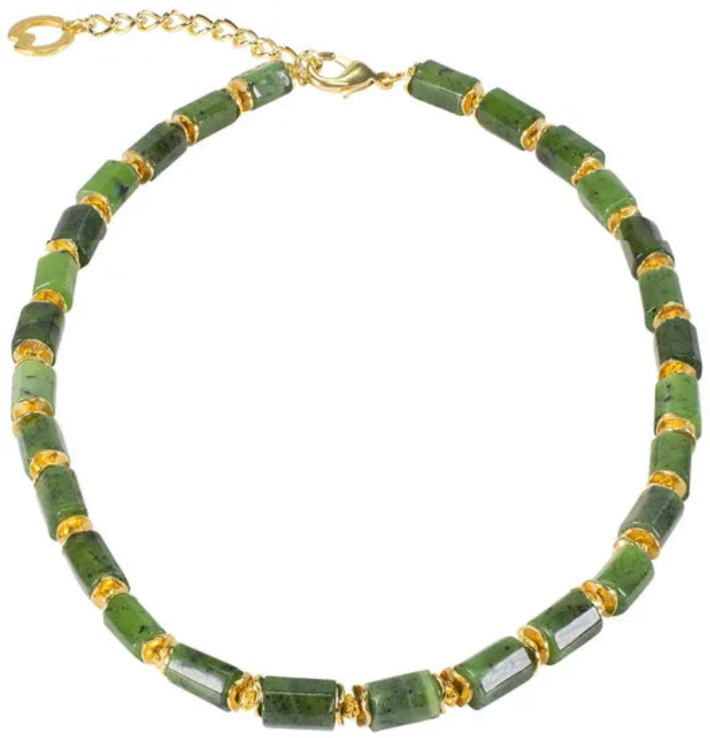 Grüne zylindrische Perlen mit goldenen Abstandshaltern bilden eine Halskette mit goldenem Verschluss und verstellbarer Kette.