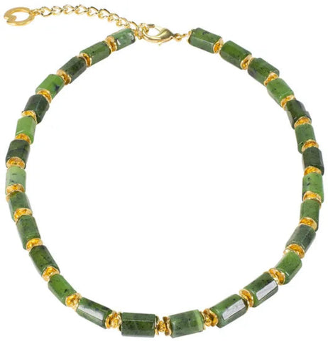 Grüne zylindrische Perlen mit goldenen Abstandshaltern bilden eine Halskette mit goldenem Verschluss und verstellbarer Kette.