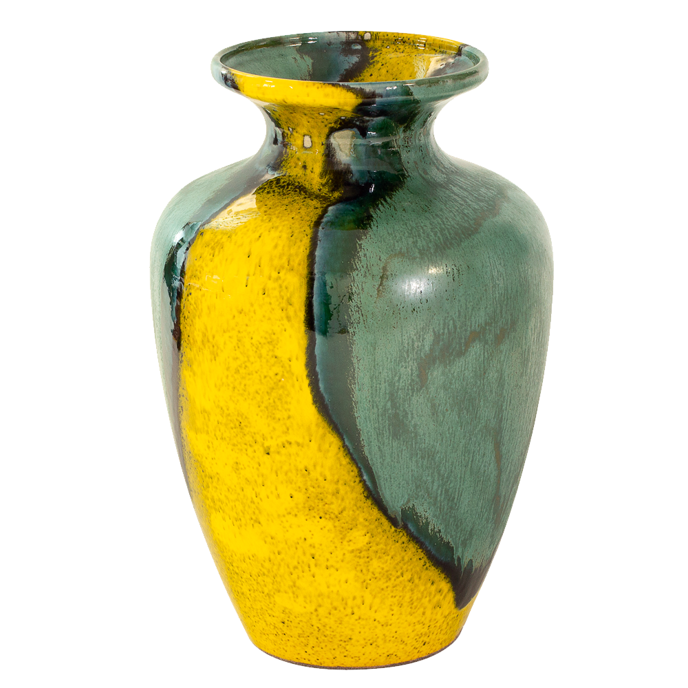 Die Keramikvase „Verve“ besteht aus einer hohen Keramikform mit gelber und grüner Glasur vor einem hellblauen Hintergrund.
