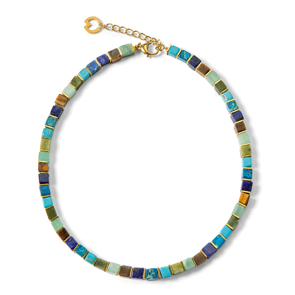 Petra Waszak: Collier „Bergsee“ besteht aus quadratischen blauen, grünen und goldenen Perlen mit einem goldenen Verschluss und einer verstellbaren Kette.