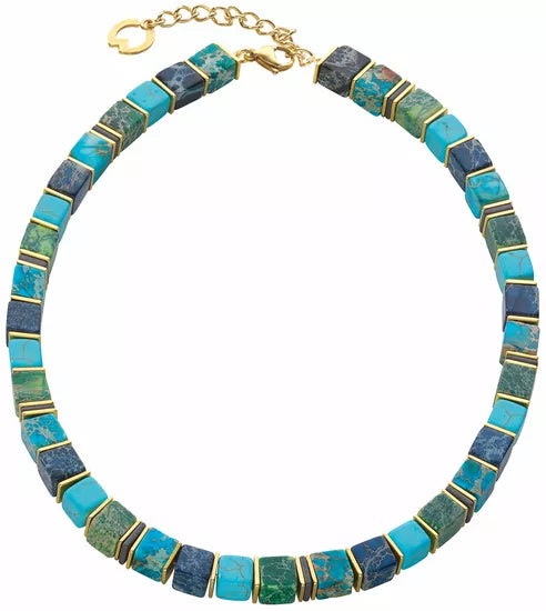 Das Petra Waszak Collier „Blue Star“ ist eine quadratische Perlenkette in Türkis und Blau mit goldenen Akzenten und Verschluss, kreisförmig angeordnet.