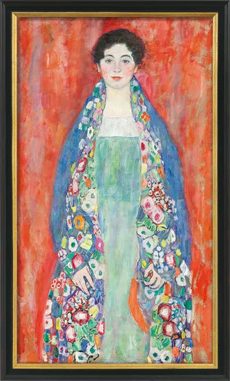 Vor eindrucksvoller Kulisse ist eine Frau in Gustav Klimts „Bildnis Fräulein Lieser“ (1917) abgebildet, dem ausdrucksstarken Kunstwerk, das hier in einem schwarz-goldenen Rahmen präsentiert wird.