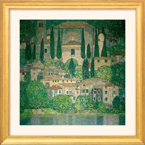 Gerahmtes Gemälde: Gustav Klimts „Kirche in Cassone am Gardasee“, 1913 – zeigt ein Bergdorf mit hohen Bäumen, Steinhäusern und Wasser im Vordergrund.