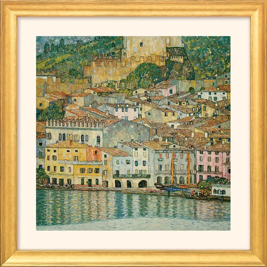 Gerahmtes Gemälde von Gustav Klimts „Malcesine am Gardasee“ (1913), das farbenfrohe Gebäude am Uferhang zeigt, die sich im Wasser darunter spiegeln.