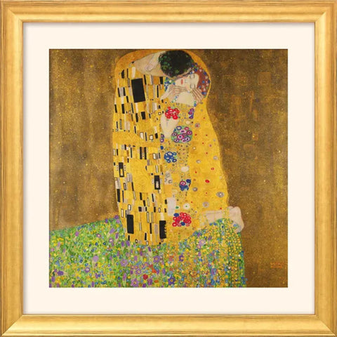 Auf einem goldgerahmten Gemälde umarmt sich ein Paar auf einer Blumenwiese, gehüllt in ein goldgemustertes Gewand.