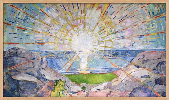 Farbenfrohes Gemälde „Die Sonne“ von Edvard Munch mit einer strahlenden Sonne über Klippen, einer grünen Wiese und einem kleinen Haus am Meer; Version naturfarben gerahmt.