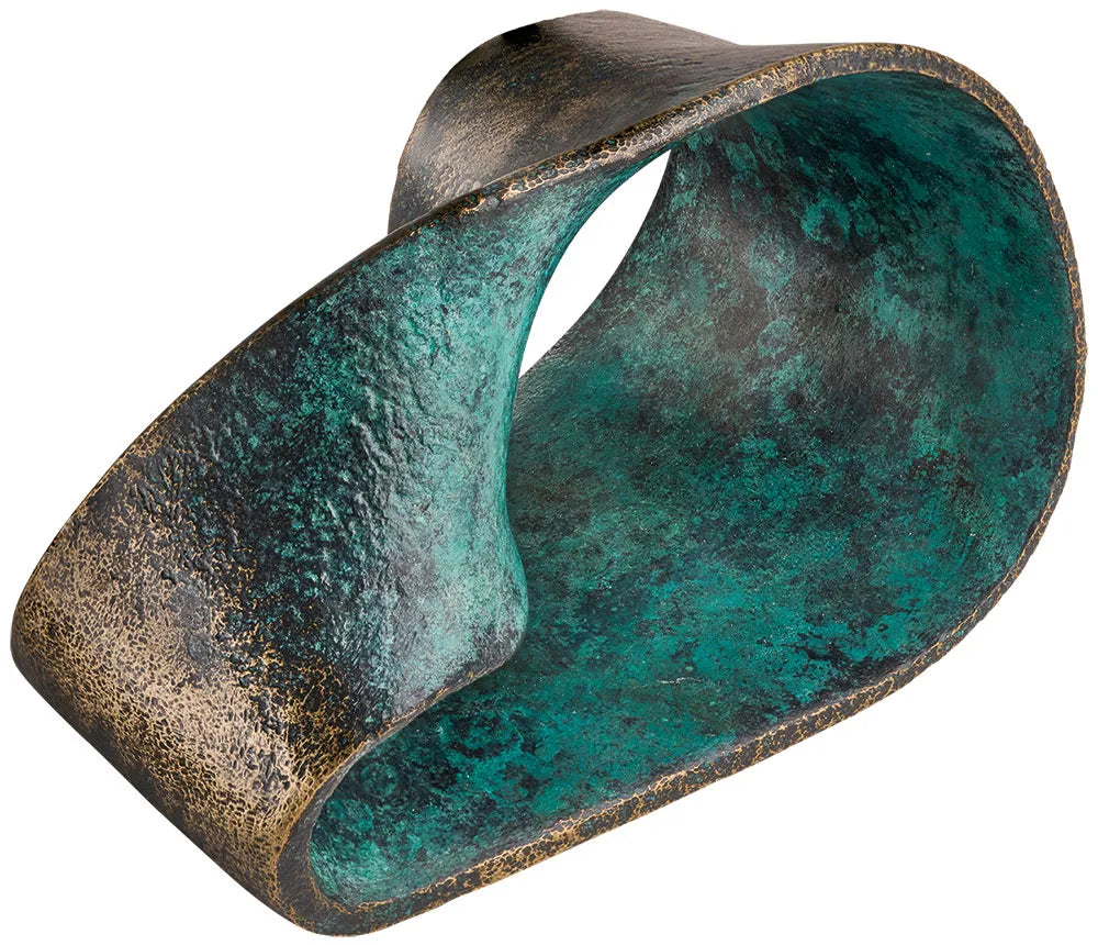 Pierre-Paul Maillé: Bronzeskulptur „Möbiusband“ (2024) – eine abstrakte Skulptur aus Bronze und Blaugrün mit einer verdrehten, hohlen, bandartigen Form.