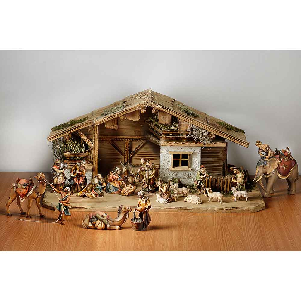 Eine detaillierte Krippe mit Figuren von Maria, Josef, dem Jesuskind, Tieren, den Weisen und einem Stall.